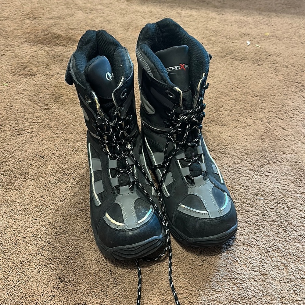 Snowboard boots